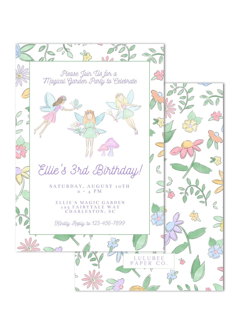 Puede incluir: Una invitaci&oacute;n caprichosa para una fiesta de cumplea&ntilde;os de 3 a&ntilde;os. La invitaci&oacute;n presenta un borde floral con tres hadas y hongos. El texto dice "&iexcl;Por favor, &uacute;nase a nosotros para una fiesta m&aacute;gica en el jard&iacute;n para celebrar el 3er cumplea&ntilde;os de Ellie!" con la fecha, la hora y la ubicaci&oacute;n de la fiesta.