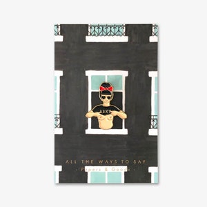 Peut inclure: Une épingle représentant une femme à une fenêtre, avec un nœud rouge, des lunettes de soleil et un t-shirt noir avec le mot "SEXY". L'épingle est placée sur un fond illustré en noir et blanc d'un bâtiment. Le texte "ALL THE WAYS TO SAY - Papers & Goods -" est en bas.