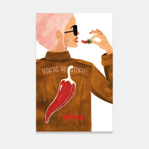 Puede incluir: Ilustración de una persona con una chaqueta marrón con un gráfico de chile rojo y el texto "YOU'RE HOT STUFF!". La persona sostiene un chile. La imagen tiene un fondo blanco.