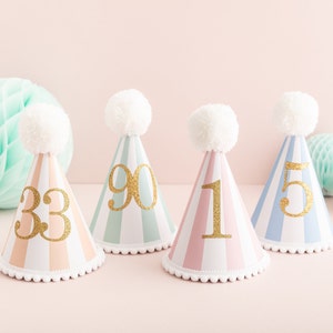 Jedes Alter Pastell Party-Hut - Bunter Pom Pom Und Trim 1. Geburtstag Personalisierter erster Geburtstag Kuchen Smash Stripy Hut