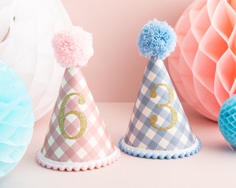 Cualquier edad Gingham Party Hat - Con pompones de colores y adornos 1er cumpleaños personalizado Party Hat First Birthday Cake Smash