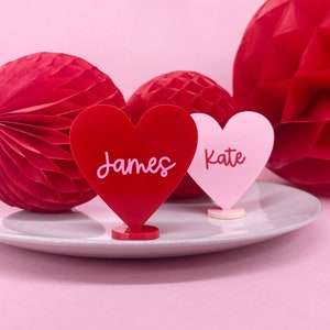 Herzförmiger Stand-Up-Platzname - Valentinstag-Tischeinstellungen Personalisierte Namenskarten Abendessen-Platzkarten Familiendekorationen Rosa und Rot