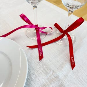 Personalisiertes Band für Gläser - doppelseitiger Satin Valentinstag Tischeinstellungen Personalisiertes Band Bogen Abendessen Tischkarten Dekorationen