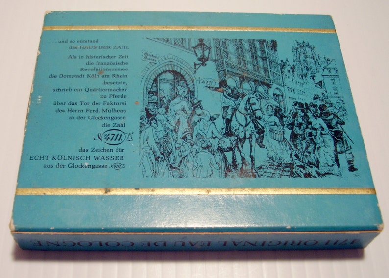 Puede incluir: Una caja azul y dorada con una ilustraci&oacute;n en blanco y negro de una escena hist&oacute;rica. La caja tiene el texto "4711 ORIGINAL EAU DE COLOGNE" en la parte inferior y el texto "ECHT K&Ouml;LNISCH WASSER aus der Glockengasse" en la parte delantera. La ilustraci&oacute;n muestra un grupo de personas en una escena de calle con un caballo y un carruaje.