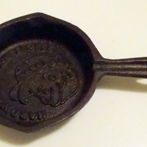 Cast Iron, Vintage Collectible Hardware Hank Stores Mini Small Frying Pan Skillet