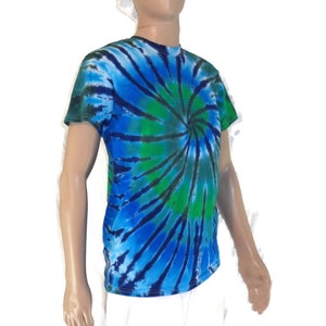 Tie Dye T Shirt Medium Men&#39;s Blue & Green Spiral Psychedelic T-Shirt Size M Trippy Swirl Tiedye Mens Tshirt Awesome Blossom Style