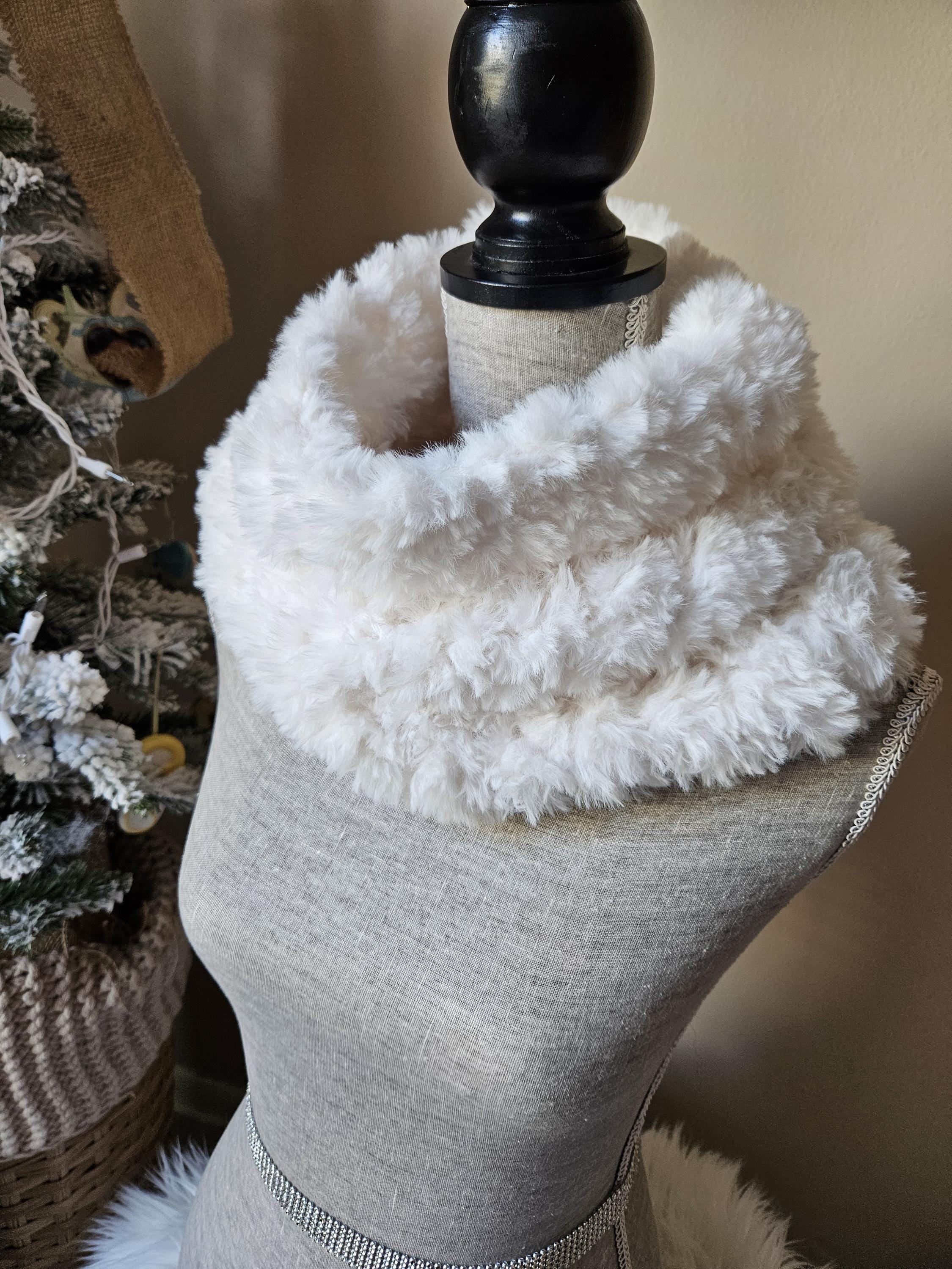 NEW Gorgeous Sophisticated Winter Off-White  Faux Fur Hat and Scarf Neck Wrap Amazon.com: LA CARRIE Women main image 4