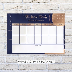 Peut inclure: Un planificateur d'activit&eacute;s familial bleu marine et dor&eacute; avec le texte "The Harper Family" et "Activity Planner". Le planificateur comprend des espaces pour chaque jour de la semaine, ainsi que des notes. Le texte "A4/A3 Activity Planner" est en bas.