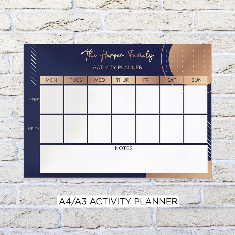 Peut inclure: Un planificateur d'activit&eacute;s familial bleu marine et dor&eacute; avec le texte "The Harper Family" et "Activity Planner". Le planificateur comprend des espaces pour chaque jour de la semaine, ainsi que des notes. Le texte "A4/A3 Activity Planner" est en bas.