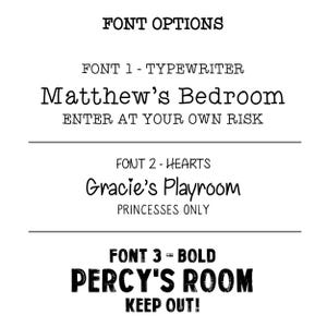 Puede incluir: Imagen en blanco y negro que muestra opciones de fuentes para letreros de habitaciones personalizados. El texto incluye "Matthew's Bedroom", "Gracie's Playroom" y "Percy's Room", cada uno en un estilo de fuente diferente, con frases adicionales.