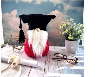 Crochet graduation gnome | Graduation gnome pattern | Crochet gnome pattern | Graduation gift