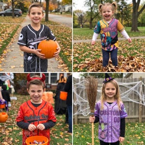 K&ouml;nnte beinhalten: Eine Collage aus vier Kindern, die gekn&ouml;pfte Baseball-Trikots tragen. Die Trikots zeigen verschiedene grafische Drucke, darunter Jack Skellington, Sally und Halloween-Motive, kombiniert mit lang&auml;rmeligen Oberteilen und Kopfbedeckungen.