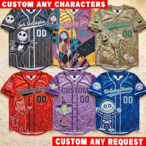 K&ouml;nnte beinhalten: Sechs durchgekn&ouml;pfte Baseballtrikots mit Charakteren aus Nightmare Before Christmas. Die Designs zeigen Jack Skellington, Sally, Oogie Boogie, Lock, Shock und Barrel mit Schriftz&uuml;gen wie Birthday Girl, Birthday Boy, Birthday Mama und Custom.