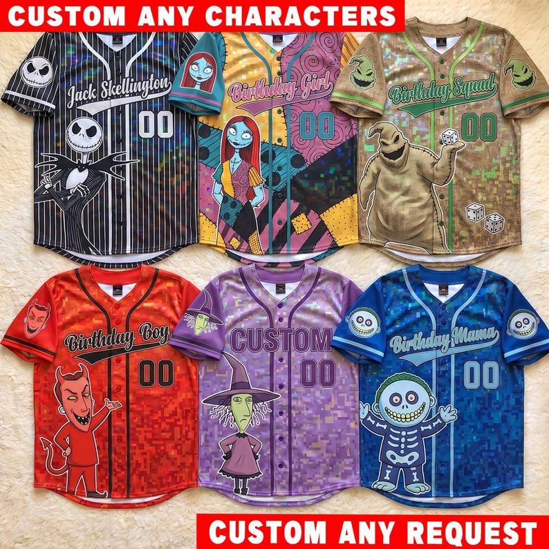 K&ouml;nnte beinhalten: Sechs durchgekn&ouml;pfte Baseballtrikots mit Charakteren aus Nightmare Before Christmas. Die Designs zeigen Jack Skellington, Sally, Oogie Boogie, Lock, Shock und Barrel mit Schriftz&uuml;gen wie Birthday Girl, Birthday Boy, Birthday Mama und Custom.