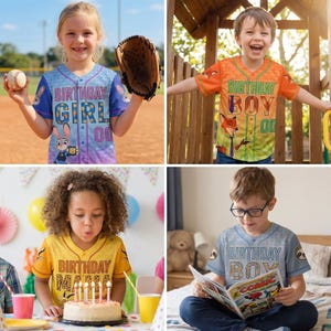 Pu&ograve; includere: Una collezione di quattro maglie in stile baseball con grafiche di personaggi e testo. Una maglia blu riporta Birthday Girl, una arancione Birthday Boy, una gialla Birthday Mama e una grigia riporta Birthday Boy.