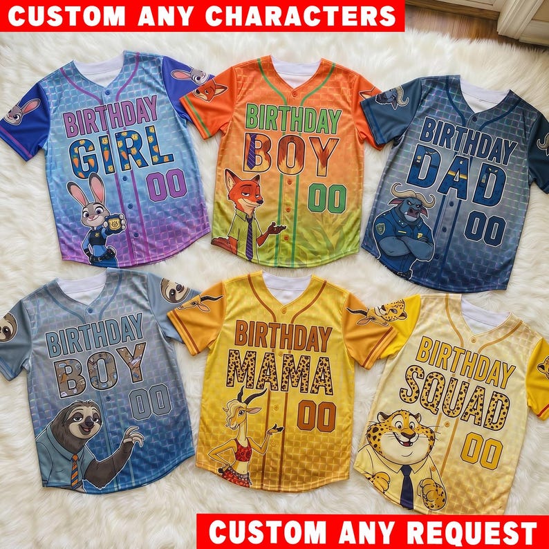 Pu&ograve; includere: Sei maglie da baseball a maniche corte con bottoni e personaggi di Zootopia. Le maglie riportano scritte come Birthday Girl, Boy, Dad, Mama e Squad, con il numero 00. I colori includono blu, arancione, blu scuro, grigio, giallo e oro.