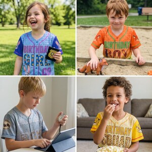 Pu&ograve; includere: Una collezione di quattro maglie da baseball con bottoni e grafiche a tema. Una maglia blu riporta la scritta BIRTHDAY GIRL, una arancione a tema volpe riporta BIRTHDAY BOY, una grigia con bradipo riporta BIRTHDAY BOY e una gialla riporta BIRTHDAY SQUAD.