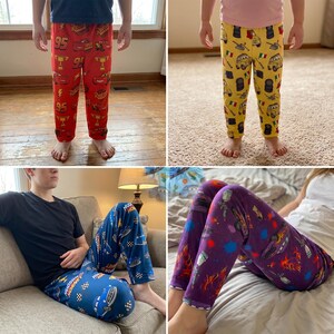 Puede incluir: Una colecci&oacute;n de cuatro pantalones de estar por casa con varios estampados de personajes. Un par es rojo con gr&aacute;ficos de Lightning McQueen, uno amarillo con Luigi, uno azul con texto de Hudson Hornet y uno morado con motivos de llamas.