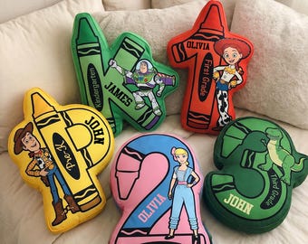 Almohada personalizada de Toy Story con números, almohada de Woody, Buzz Lightyear, Jessie, Bo Peep y Rex, regalo de cumpleaños personalizado con nombre para niños en edad escolar.