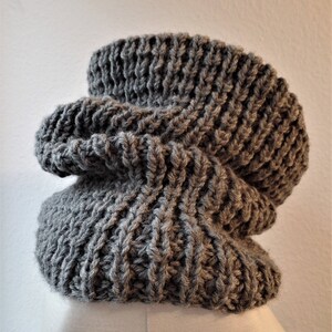 LOOP SCHAL AGATHE im trendigen Grob Strick Look aus extra dicker Wolle, gestrickt von Oma Bettina. Unisex Bild 2