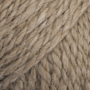 In der Mischung sorgt die Alpakafaser für die seidenweiche Textur, während die Wolle die Formstabilität erhöht. beige