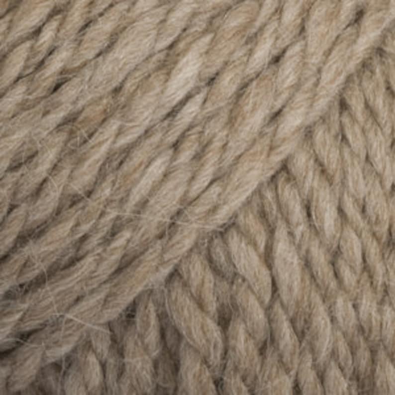 Dans le mélange, la fibre dalpaga fournit la texture douce et soyeuse, tandis que la laine augmente la stabilité dimensionnelle. beige