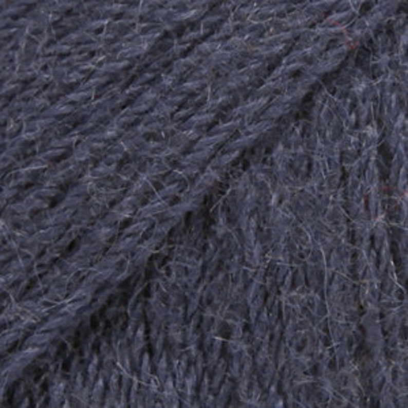 Alpaca by DROPS, a wonderful yarn made from 100% pure Alpaca superfine. The fiber is untreated blaulila