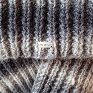 Mit diesem XL Schal Hildegard kann man dem Winter so herrlich die kalte Schulter zeigen. Unisex und durch die Länge variabel tragbar. Bild 5