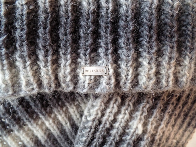 Mit diesem XL Schal Hildegard kann man dem Winter so herrlich die kalte Schulter zeigen. Unisex und durch die Länge variabel tragbar. Bild 5