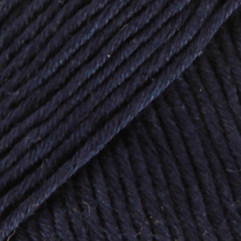 Farbenfrohes Baumwollgarn, DROPS Muskat in vielen Farben, ist aus 100% merzerisierter ägyptischer Baumwolle, 50g Knäule marine