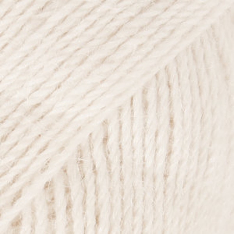 Alpaca by DROPS, a wonderful yarn made from 100% pure Alpaca superfine. The fiber is untreated natur