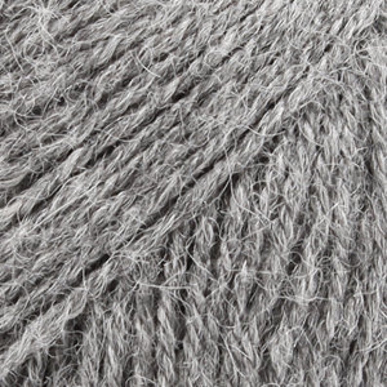 Alpaca by DROPS, a wonderful yarn made from 100% pure Alpaca superfine. The fiber is untreated mittelgrau