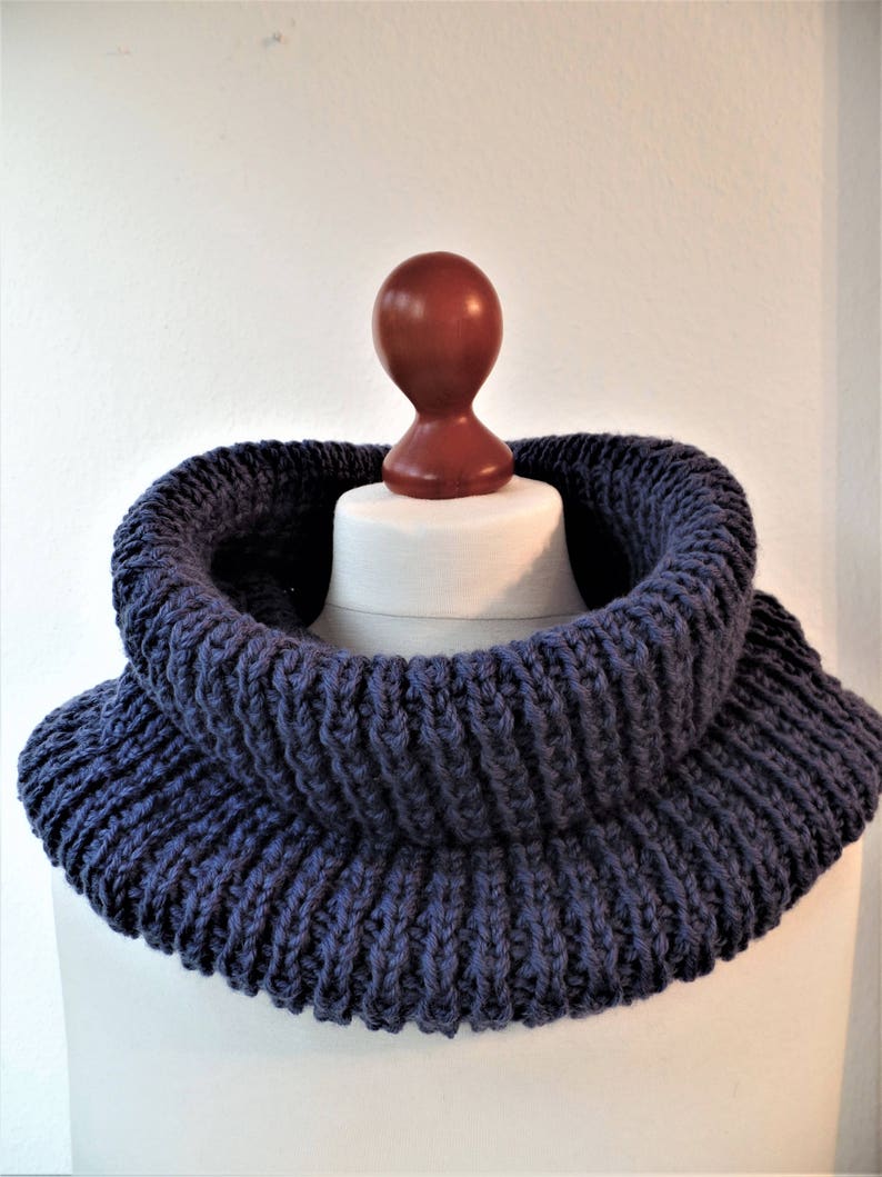 LOOP SCHAL AGATHE im trendigen Grob Strick Look aus extra dicker Wolle, gestrickt von Oma Bettina. Unisex Bild 4