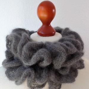 Schal Valentina aus Mohair super kid und Seide handgestrickt von Oma Renate Grau