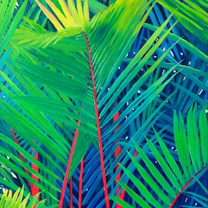Può includere: Un dipinto astratto di fronde di palme tropicali. L'opera presenta vibranti foglie verdi con steli rossi su uno sfondo blu intenso. Le pennellate creano un senso di profondità e consistenza, evocando un'atmosfera lussureggiante ed esotica.