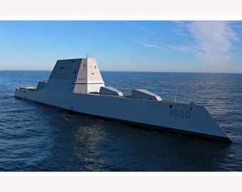 le premier navire en mer de l'USS Zumwalt ; Poster photographique imprimé personnalisé - Cadre de suspension magnétique en bois de teck en option