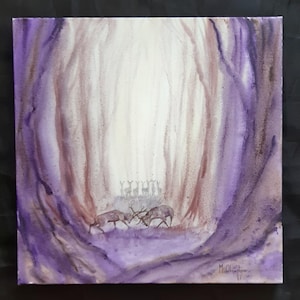 Peut inclure: Peinture à l'aquarelle d'une scène de forêt aux tons violets et bruns. Deux cerfs se battent au premier plan, avec un groupe de cerfs à l'arrière-plan. Le centre du tableau est une lumière blanche et vive.