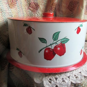 Pojemnik na ciasto z połowy XX wieku, czerwono-biały z motywem czerwonego jabłka, czerwona góra i podstawa, łatwe zamykanie, pojemnik na potlucek, wystrój kuchni retro, super znalezisko!