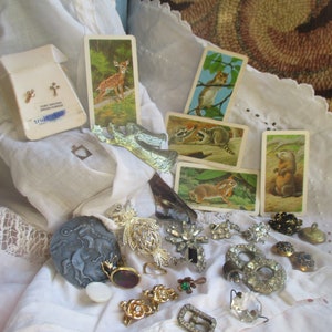 estash variedade de coisas efêmeras e bugigangas, cartões de animais, peças de joias, bugigangas, coisas estranhas, pacote de desafio de arte, grande variedade, divertido/descolado