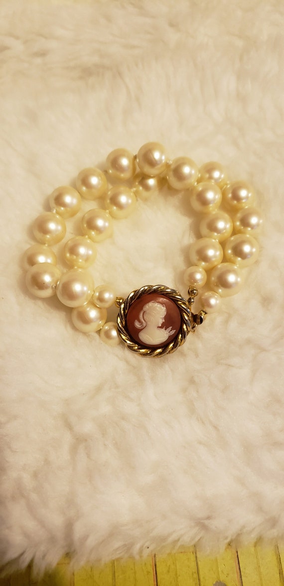 Vintage Carolee Cameo faux pearl bracelet