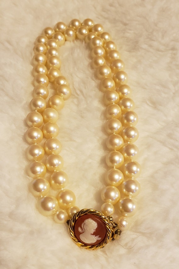 Vintage Carolee Cameo faux pearl necklace