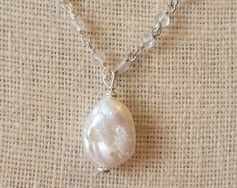 Collar de piedra lunar facetada con perlas de agua dulce en forma de lágrima