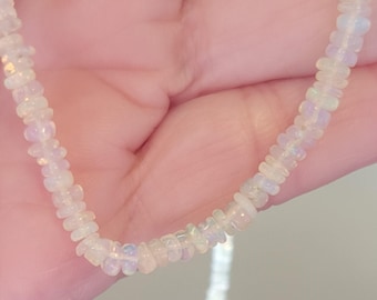 Collar de cuentas de ópalo blanco