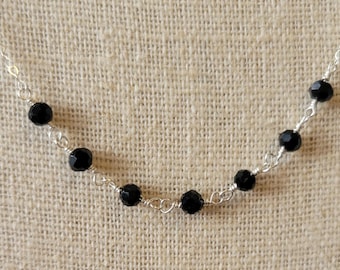 Collar de plata esterlina envuelto en alambre de ónix facetado