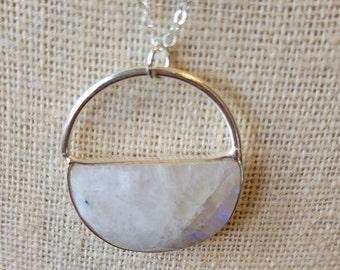 Collar con colgante redondo de piedra lunar de medio círculo