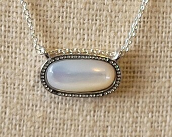 Collar con colgante de concha ovalada blanca