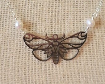 Collar con colgante de polilla de perlas de agua dulce