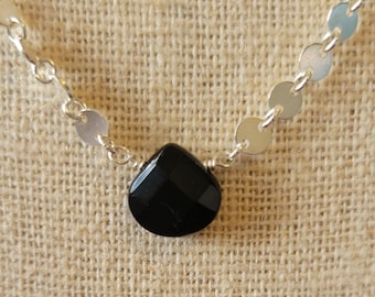 Collar de plata de ley envuelto en alambre con briolette de ónix facetado