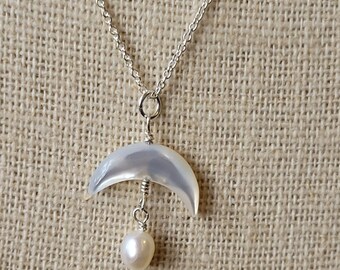 Collar de plata de ley con perla de agua dulce en forma de media luna