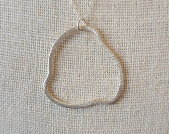 Elegante collar de plata de ley con colgante de anillo de flujo libre